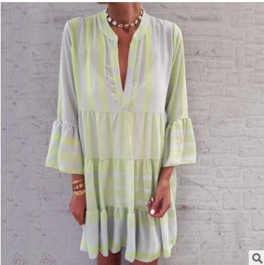 Bedrucktes Kleid, lockerer V-Ausschnitt, Chiffon, plissierter kurzer Rock, m300054 