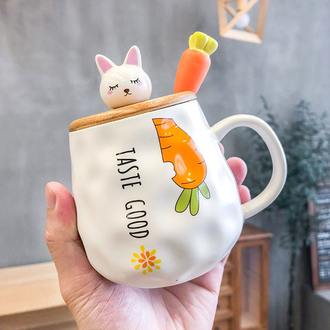 Tasse en céramique avec couvercle en bois et motif lapin radis de dessin animé