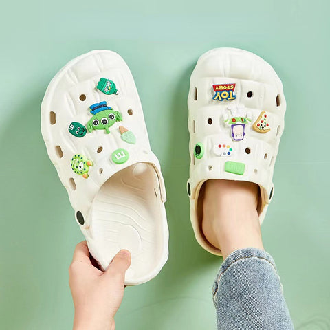 Chaussures d'été à trous pour femmes portant à l'extérieur avec une sensation de marcher sur les excréments, des semelles épaisses, des chaussures antidérapantes et résistantes aux odeurs m5010562 