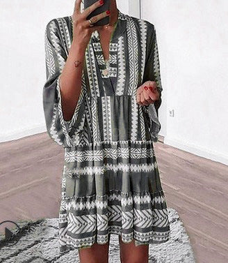 Bedrucktes Kleid, lockerer V-Ausschnitt, Chiffon, plissierter kurzer Rock, m300054 