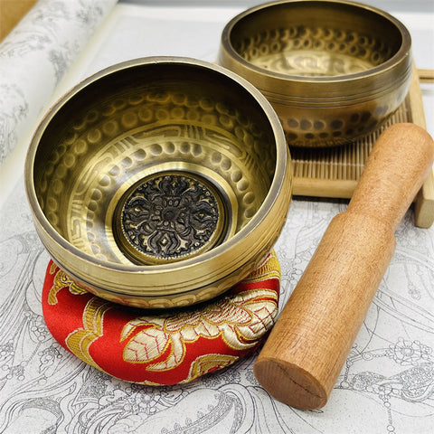 Bol de méditation en cuivre fait main au Népal avec pilon vajra et son de Bouddha m3331263 