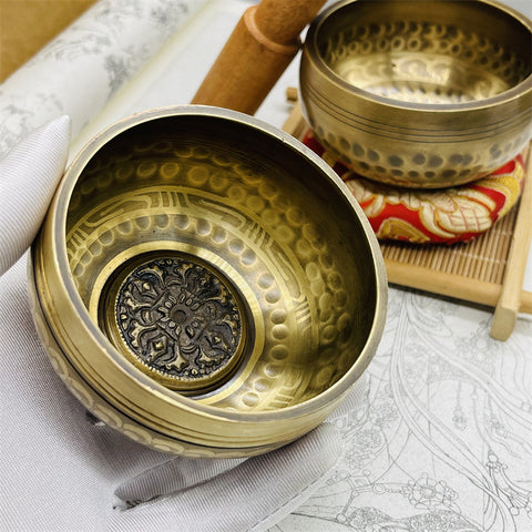 Bol de méditation en cuivre fait main au Népal avec pilon vajra et son de Bouddha m3331263 