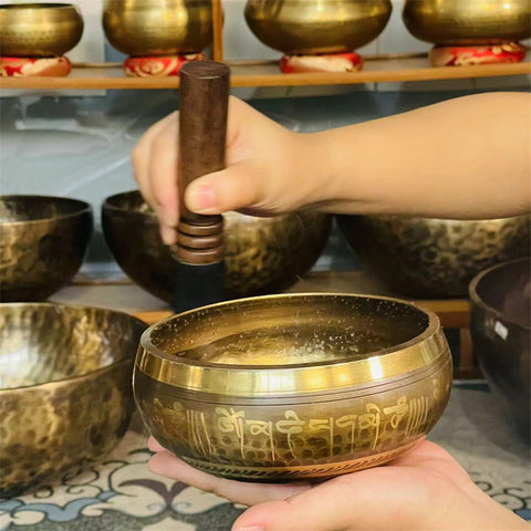 Bol de méditation en cuivre fait main au Népal avec pilon vajra et son de Bouddha m3331263 